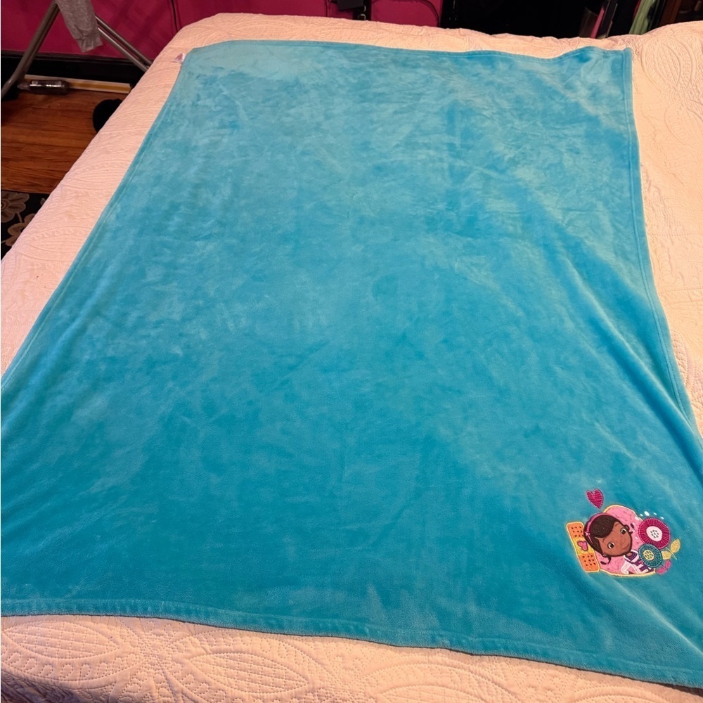 DOC McStuffins  Disney Plush Fleece EUC 48x 59 Soft Cozy Embroidered Turquoise
